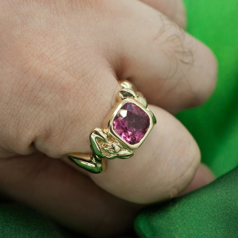 Erotica Figure Ring in Gold with Pink Tourmaline
