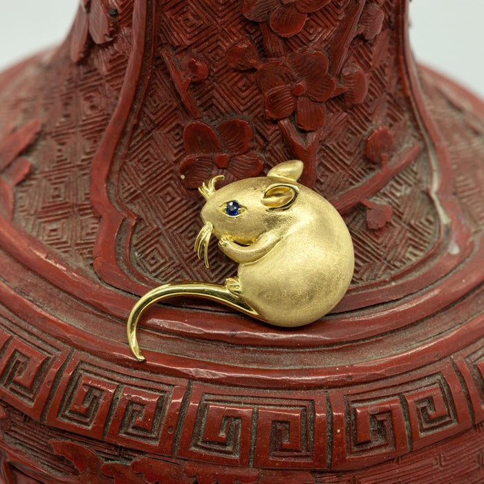 SUNA Mouse Brooch in Gold with Sapphire